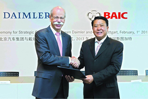 戴姆勒股份公司董事會主席、梅賽德斯-奔馳汽車集團全球總裁蔡澈（左）與北汽集團黨委書記、董事長徐和誼（右）