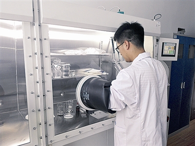 在品質(zhì)檢測實(shí)驗(yàn)室內(nèi)，檢測員張斌正在進(jìn)行石墨烯電池性能檢測