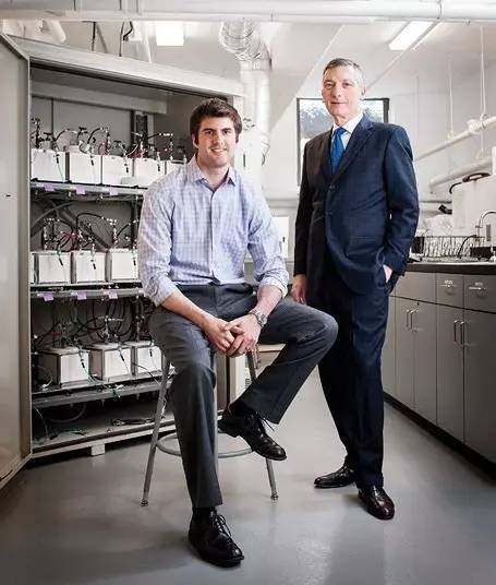 圖 | Ambri聯(lián)合創(chuàng)始人Donald Sadoway（右）