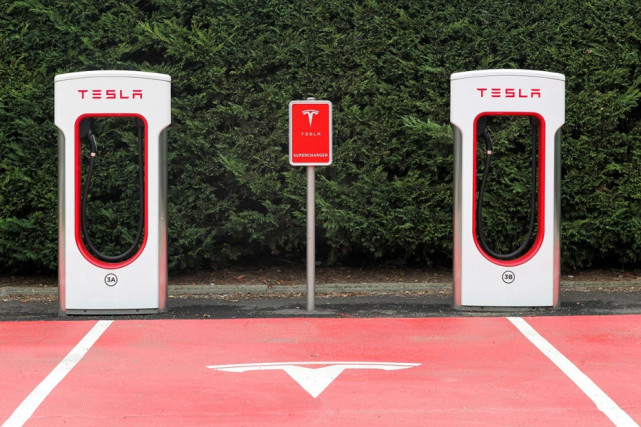 特斯拉開(kāi)發(fā)無(wú)人駕駛充電卡車(chē) 拉攏運(yùn)輸行業(yè)一起建設(shè)充電樁