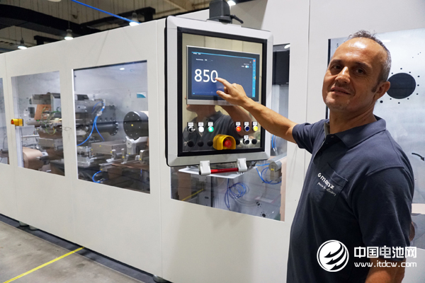 Manz工作人員測試鋰電設備