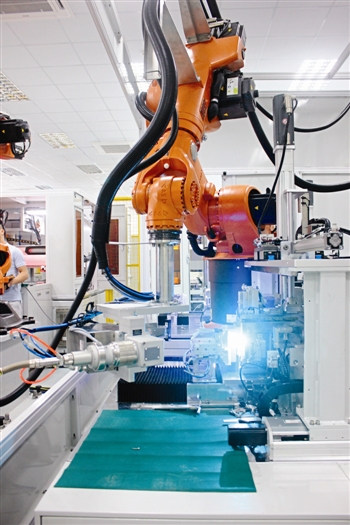 自動化生產(chǎn)線上的機器人激光焊接機