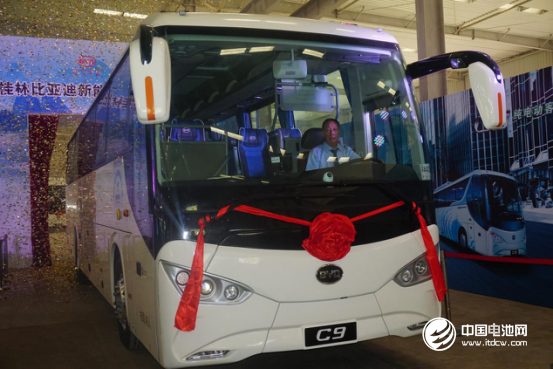 不得不承認(rèn)，我國對于新能源汽車產(chǎn)業(yè)的優(yōu)待確實有目共睹，就連最新消息都指出，在汽車購置稅將普遍上調(diào)3個百分點(diǎn)的情況下，新能源汽車依舊享有購置稅優(yōu)惠政策。很顯然，無論是盛極一時的補(bǔ)貼政策，還是即將到來的雙積分制度，政策傾斜對象一目了然。 然而，新能源汽車市場一派繁榮之下，很多人敏銳地察覺到了更多暗流。跨界資本來襲，跨過車企蜂擁而入，大眾、保時捷、奔馳等世界知名傳統(tǒng)汽車品牌也爭先恐后跨進(jìn)了新能源汽車領(lǐng)域。合資潮興起，中國車企是否能在新一輪角逐中占領(lǐng)高地，自主新能源車企會否曇花一現(xiàn)？