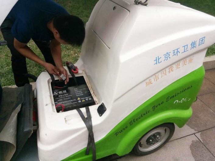 奧冠工程師正在細心維護電池系統