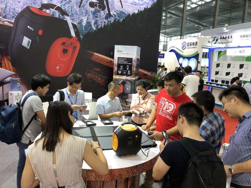 電小二戶外便攜電源躥紅第二屆中國(guó)儲(chǔ)能技術(shù)與應(yīng)用展覽會(huì).jpg