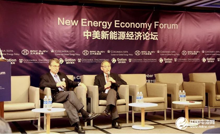 諾貝爾獎得主、斯坦福大學教授、美國能源部前部長朱棣文（右）和美國能源部前副部長大衛?桑德羅（左）與嘉賓互動交流