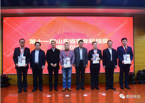 集團董事長孟祥輝（右一）上臺領獎