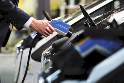 從電動懷疑論者到狂熱粉 全面電動化：豐田決戰2025