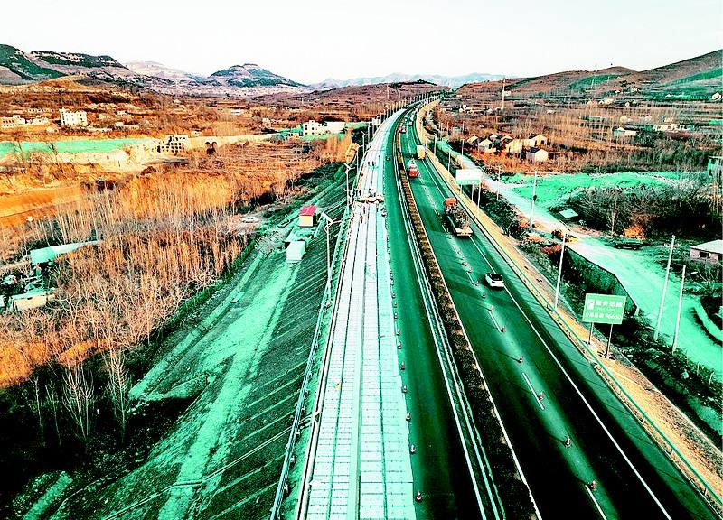 新媒關(guān)注全球首段光伏高速公路濟(jì)南通車(chē)：經(jīng)濟(jì)效益非常可觀