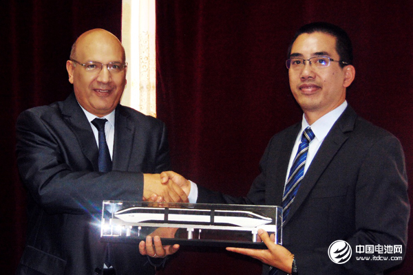 去年10月，比亞迪中東非洲汽車銷售事業部總經理黃志學（右）將云軌模型贈與埃及亞歷山大客運局長Khaled Eleiwa