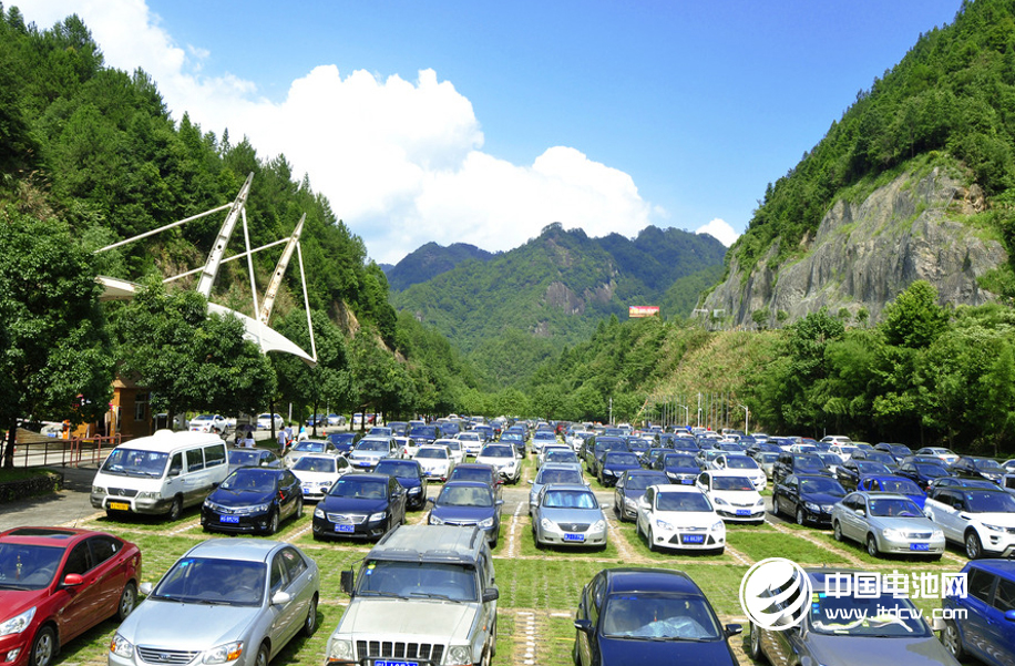 公共充電車位常被燃油車“霸占” 專家吁完善立法保障充電