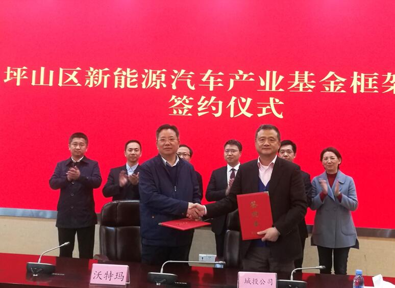 李瑤（左）與高曉兵（右）現場完成簽約