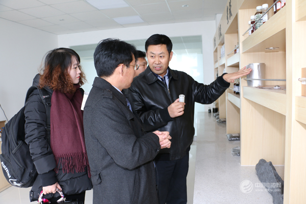 中關村新型電池技術創新聯盟秘書長、中國電池網創始人于清教在青島考察石墨烯產業