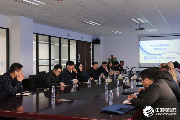 中國鋰電新能源產(chǎn)業(yè)鏈調研團一行與江蘇中航鋰電相關領導交流、座談