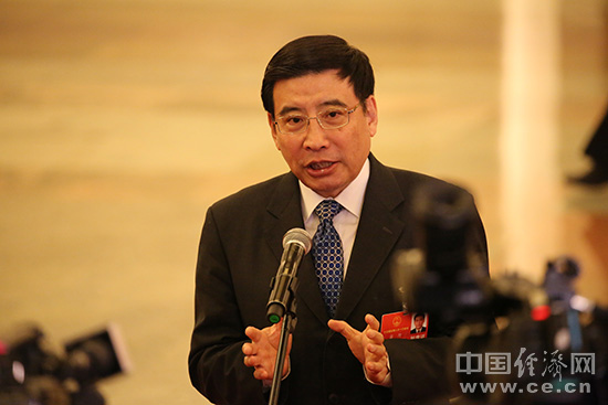  兩會(huì)代表議新能源汽車(chē)增長(zhǎng)的“絆腳石”  推動(dòng)新能源汽車(chē)產(chǎn)業(yè)發(fā)展