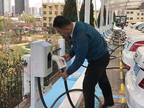 青島首設新能源汽車專用“公共停車區” 40分鐘快速充電