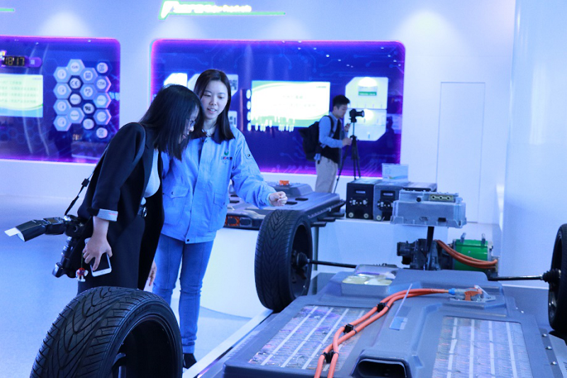 參觀者在純電動(dòng)乘用車(chē)電池系統(tǒng)前駐足