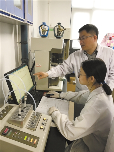 2018年3月，楊全紅在實驗室指導學生驗證實驗數據