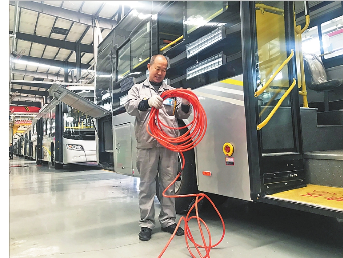 新能源客車生產(chǎn)現(xiàn)場。本報(bào)記者韓麗平攝