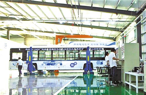 位于佛山南海丹灶鎮(zhèn)的泰羅斯公司員工在對燃料電池大巴進行檢測