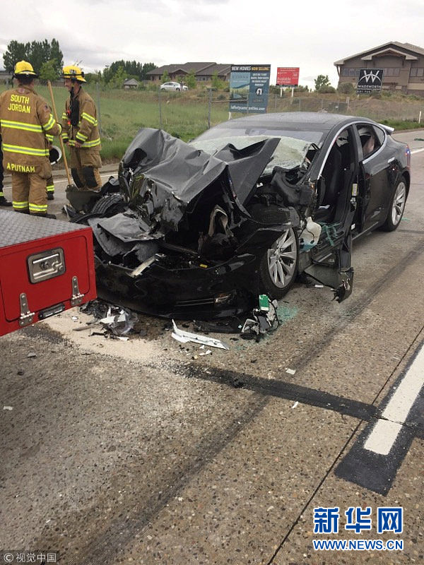 特斯拉Model S又出車禍了 這次在美國猶他州闖紅燈撞卡車