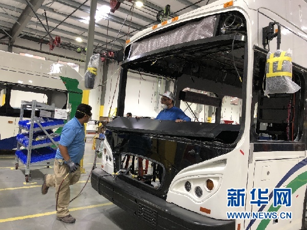 美國工人在比亞迪電動(dòng)大巴工廠工作