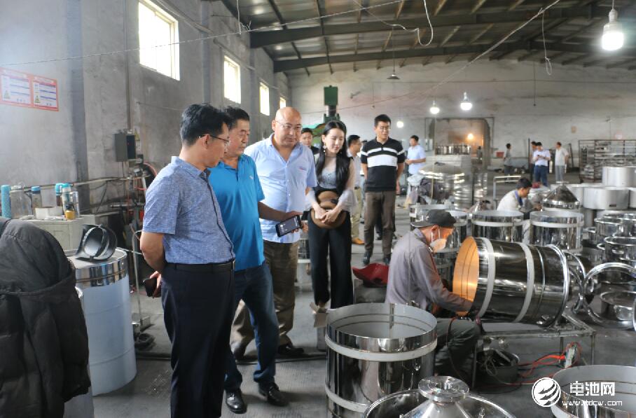 中國鋰電新能源產(chǎn)業(yè)鏈調(diào)研團一行參觀青島海鑫達