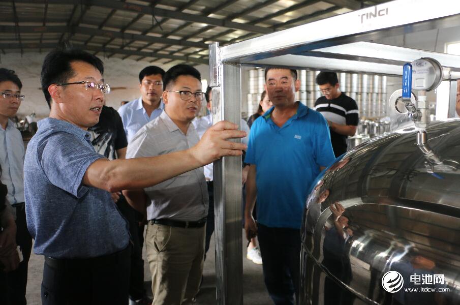 中國鋰電新能源產(chǎn)業(yè)鏈調(diào)研團一行參觀青島海鑫達