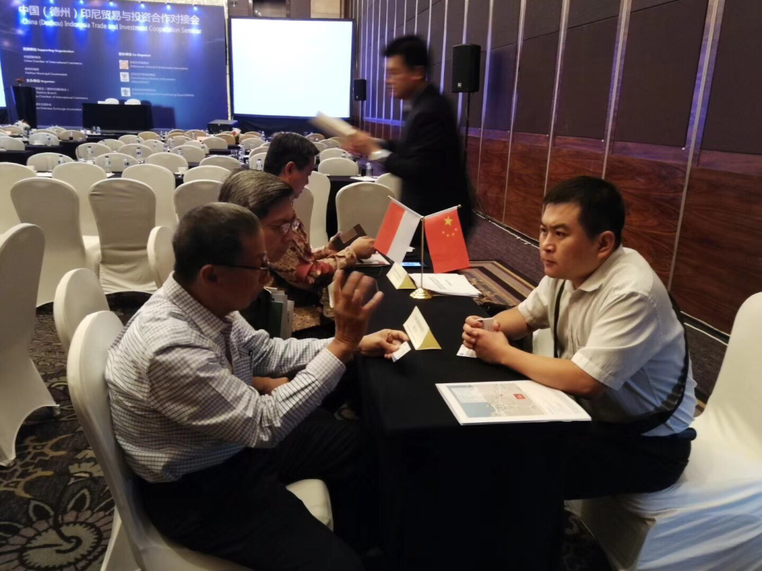 孟祥恒與印尼客戶洽談、簽約