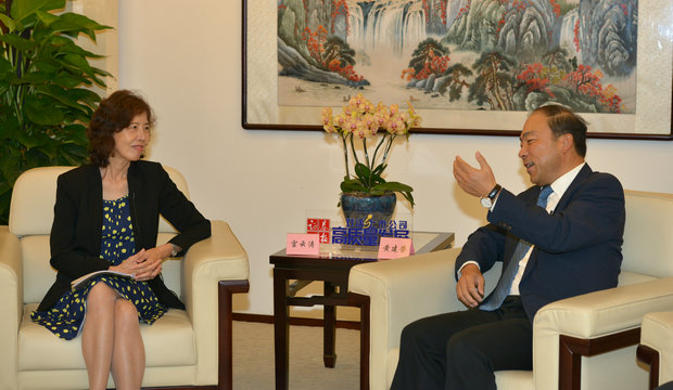 圖為證券時報社委會委員宮云濤（左）與西藏珠峰董事長黃建榮面對面交流。