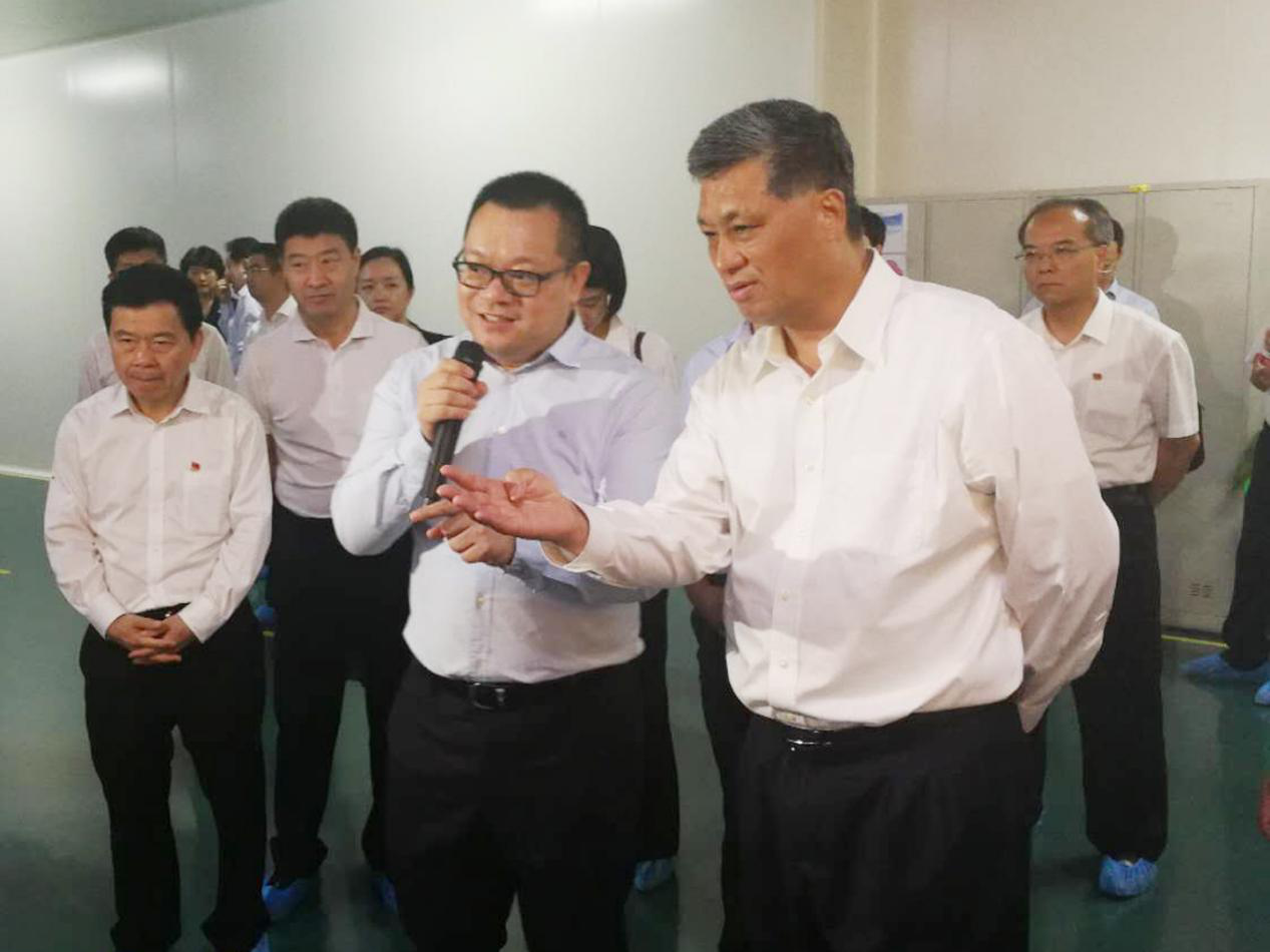 天臣新能源董事長(zhǎng)盛司光先生向馬興瑞省長(zhǎng)介紹公司情況