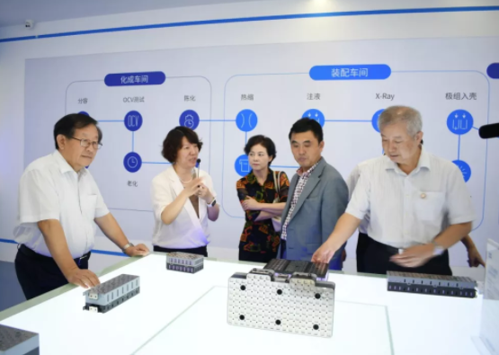 比克電池董事長李向前先生、總工程師駱兆軍博士陪同講解