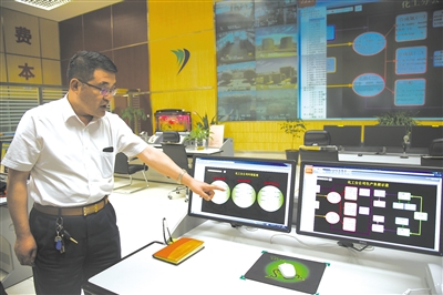 智能化工程管理，每臺機器的生產情況都如實地反應在顯示屏上。