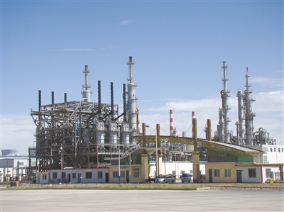 藍天下現代化的廠房鱗次櫛比。