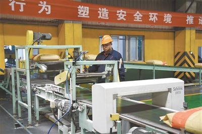 現代化、智能化的生產車間一整條生產線僅靠兩三人便可操作生產，節(jié)省了人力資源。