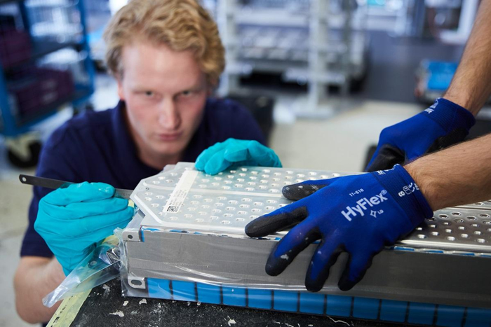 固態電池離電動汽車還有多遠？