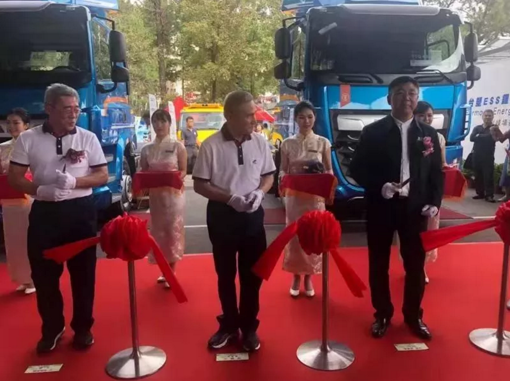 國軒高科董事長李縝（右一）出席剪彩儀式