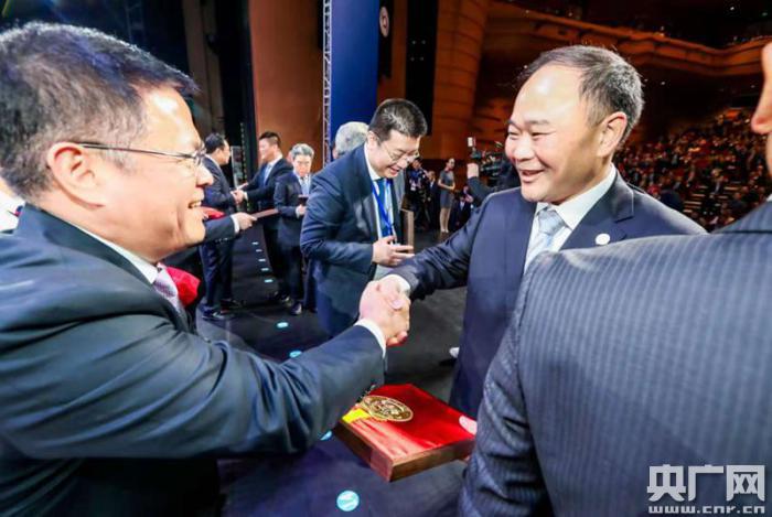 在世界“寧波幫·幫寧波”發展大會上，寧波對入選的“時代甬商”進行表彰