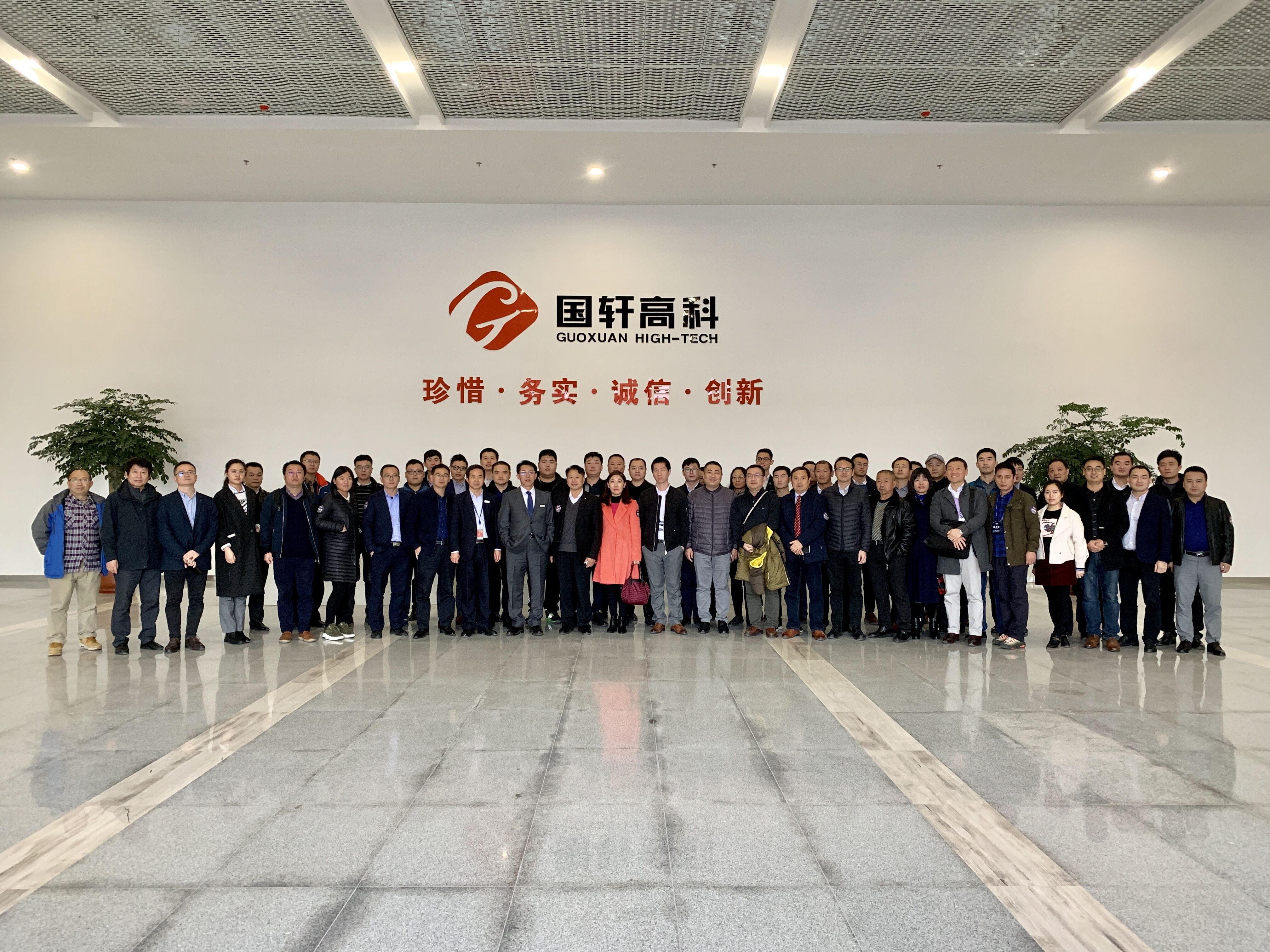 到訪青島國軒的部分嘉賓合影留念