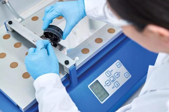 科研人員將正極材料漿料涂布在鋁箔上進(jìn)行測試