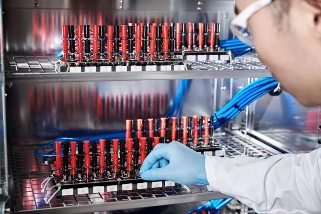 巴斯夫上海創(chuàng)新園的科研人員正往氣氛倉當(dāng)中裝入小型測試電池