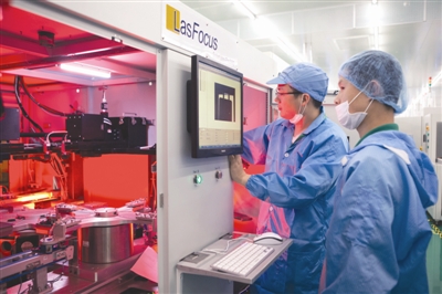 通威太陽能新一條智能無人生產(chǎn)線正在進行最后調(diào)試