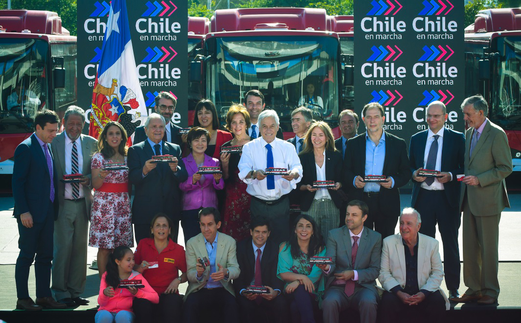 智利總統Mr. Sebastián Pi?era與比亞迪高級副總裁李柯在交付儀式現場