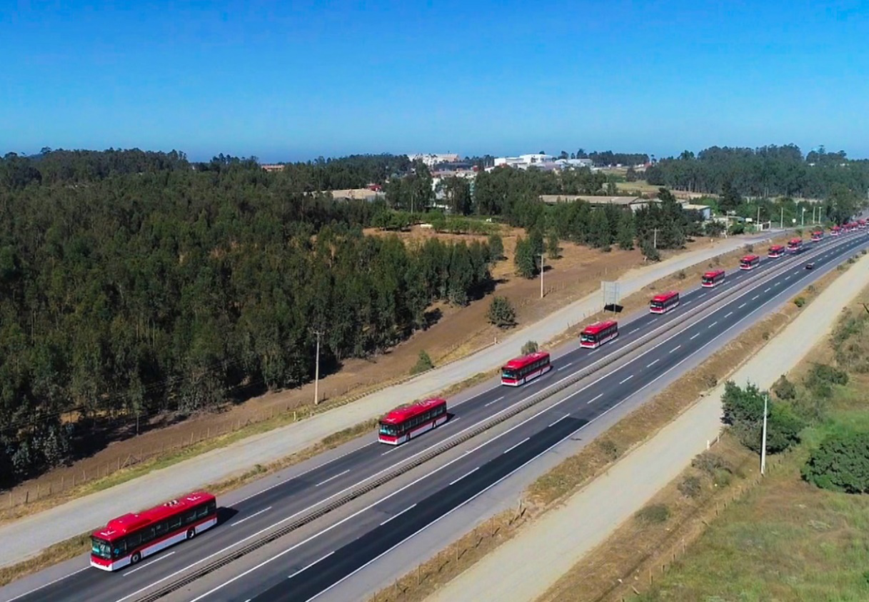 行駛在圣地亞哥的比亞迪純電動大巴車隊