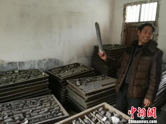 程立芳展示石墨礦藏探井勘探樣品