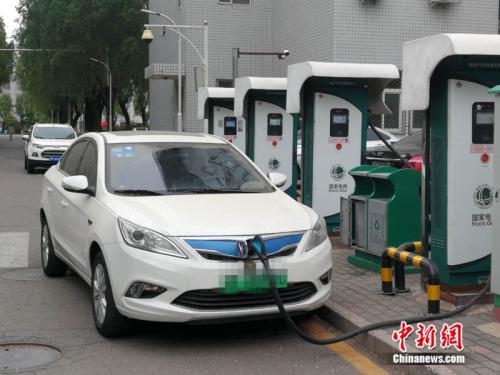 資料圖：一輛新能源汽車(chē)正在充電 <a target='_blank' href='http://www.chinanews.com/' >中新網(wǎng)</a >記者 張尼 攝