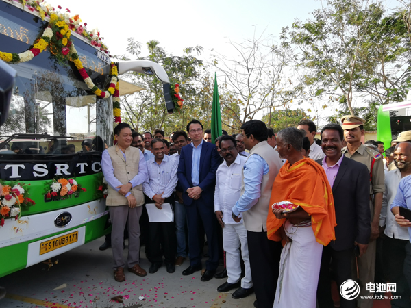 比亞迪亞太汽車銷售事業部總經理劉學亮（左三）與當地合作伙伴、運營商及政府代表一起參加交付儀式