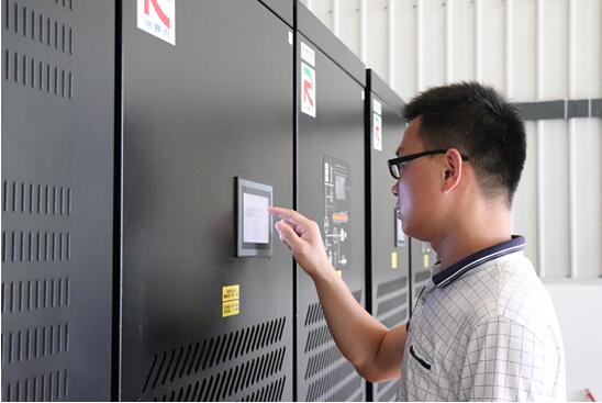 圖為工作人員正在調試儲能電站