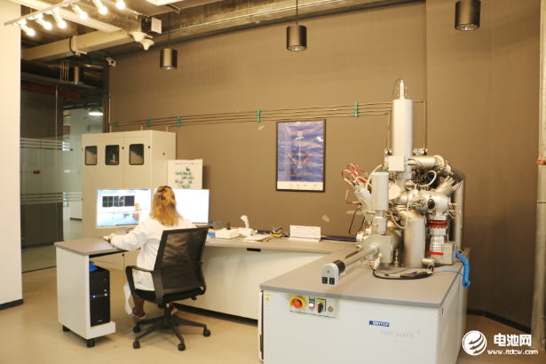 中國電池新能源產(chǎn)業(yè)鏈調(diào)研團(tuán)一行參觀調(diào)研長興中俄研究院