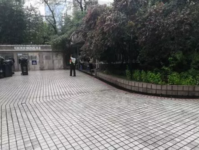  多名保安守在停車庫出入口